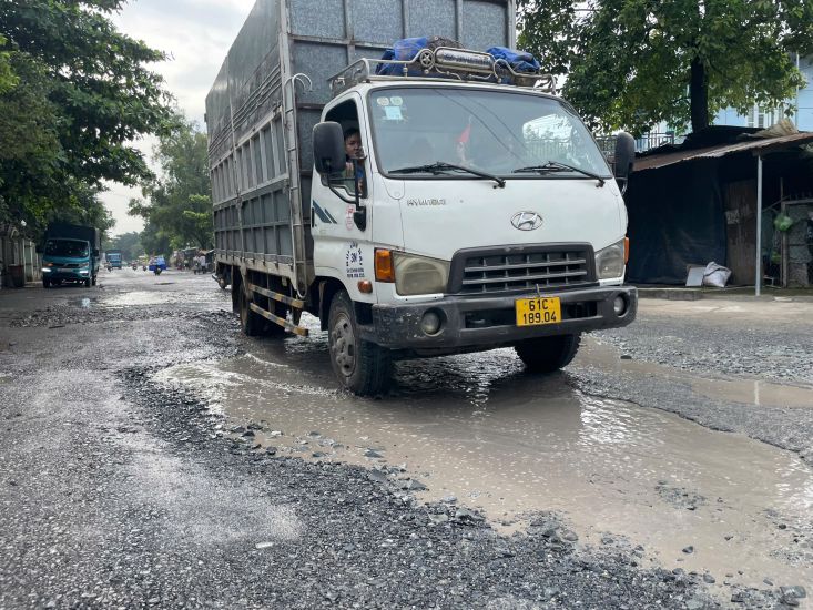 Muchas carreteras deterioradas estan potencialmente propensas a accidentes de trafico en el norte de la ciudad de Ho Chi Minh. Foto: Dinh Trong