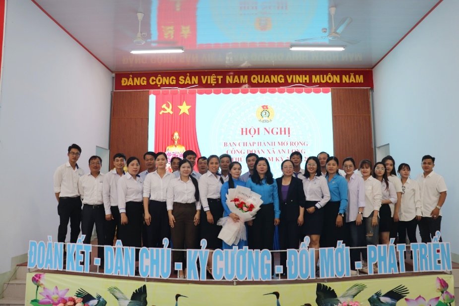 Ban Chap hanh Cong doan xa An Long ra mat hoi nghi. Anh: Luu Hung