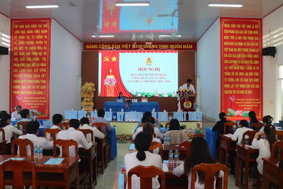 Quang canh hoi nghi. Anh: Luu Hung