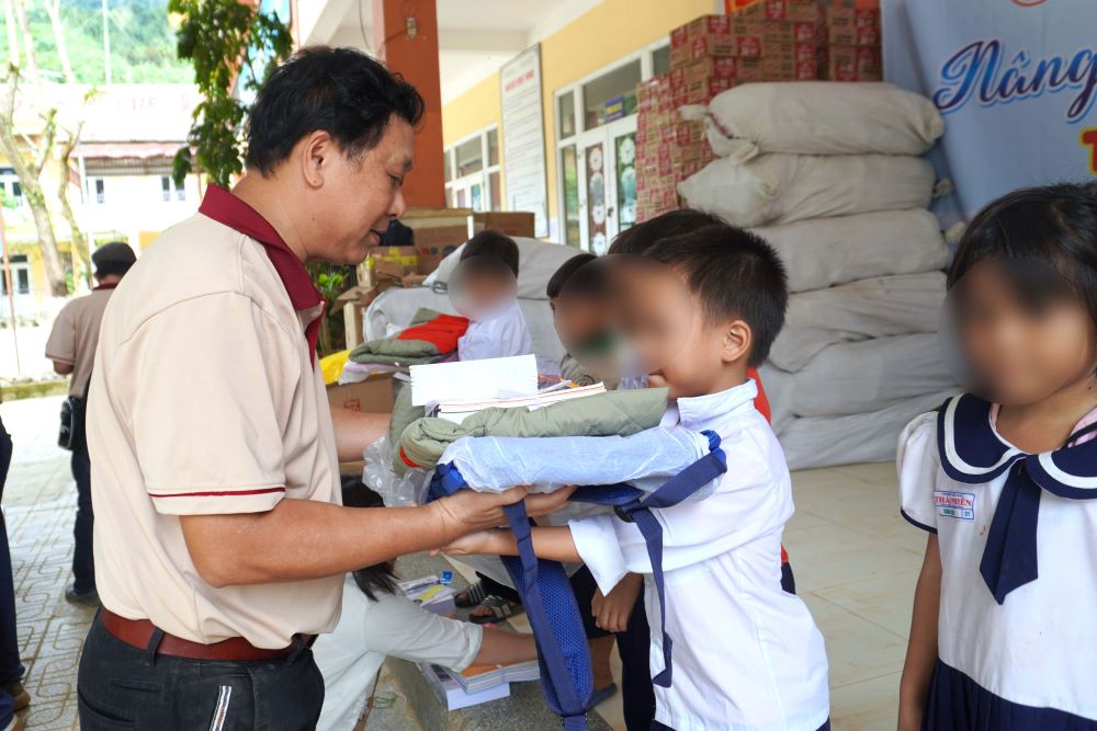 Mang ao am, balo va sach vo den voi hoc sinh mien nui sat lo Da Nang. Anh: Tran Thi