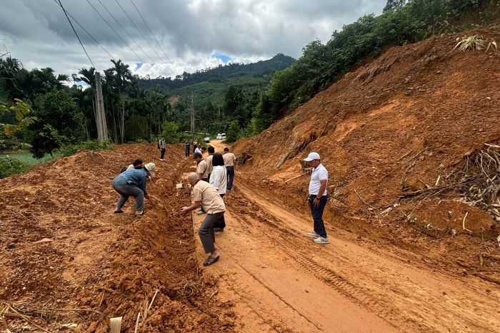 Duong di kho khan, co nhieu doan sat lo nang, doan CTXH phai dung xeng, dung tay khong xuc dat de xe co the di qua duoc. Anh: Tran Thi