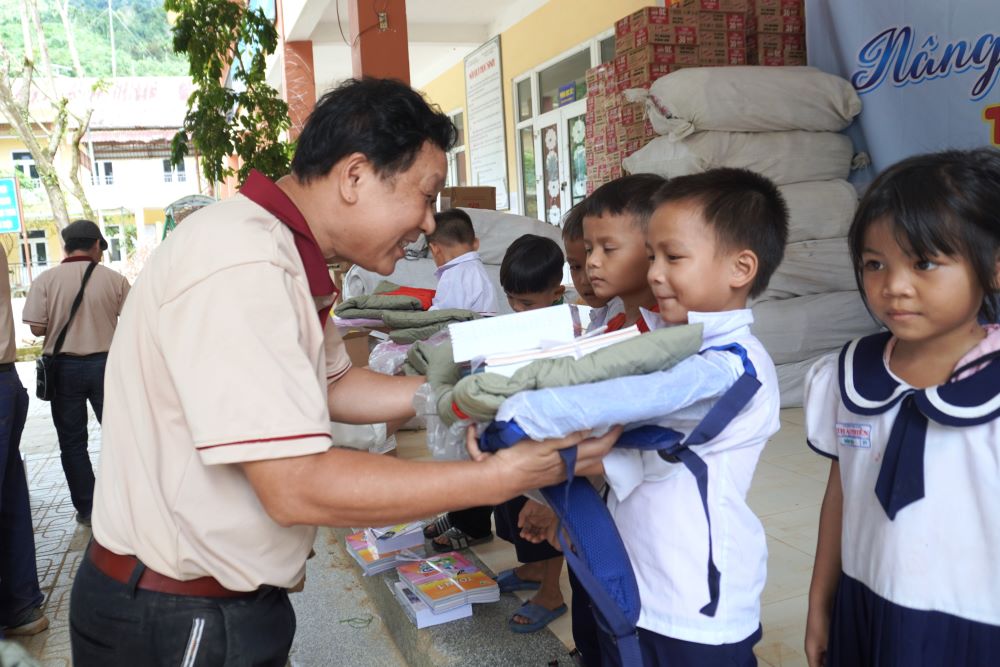 Bring warm clothes, backpacks and books to students in landslide-hit areas of Da Nang. Photo: Tran Thi