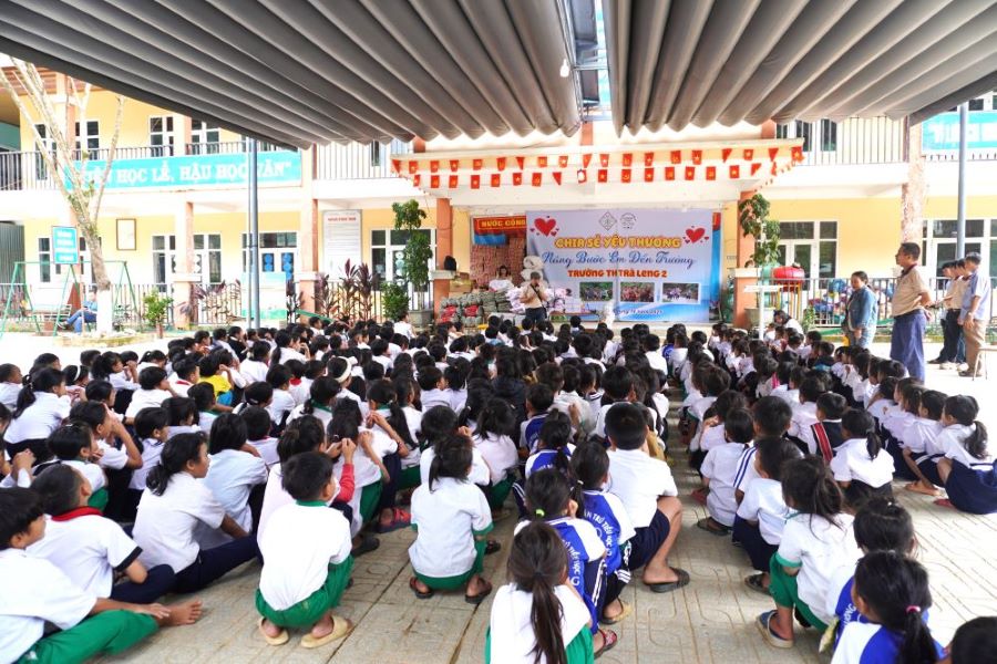 Nhung phan qua duoc trao tan tay cac em hoc sinh. Anh: Tran Thi