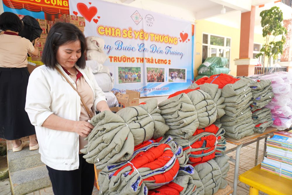 Nhung phan sach vo, ao am moi duoc doan CTXH chuan bi ky luong cho cac em. Anh: Tran Thi