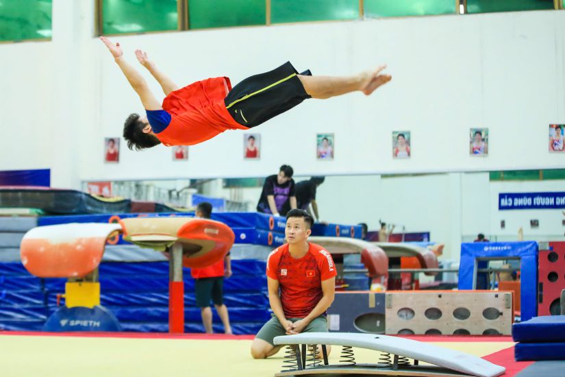Athletes de gymnastique materiel d'entraînement avant les SEA Games 33. Photo : Minh Dan