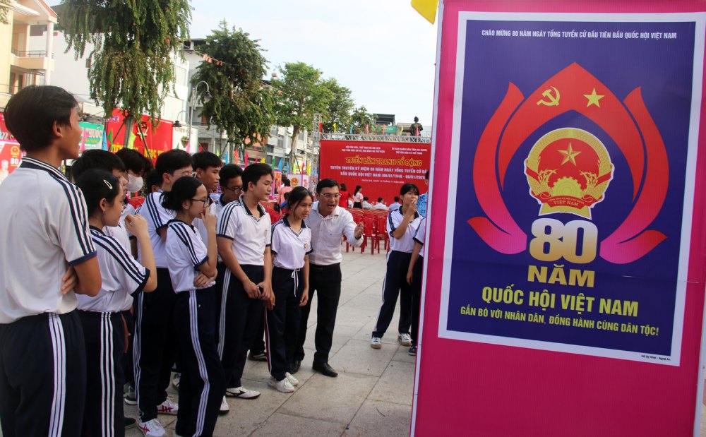 Cac em hoc sinh tren dia ban phuong Rach Gia tham quan, chiem nguong nhung tac pham tranh. Anh: Nam Phuong