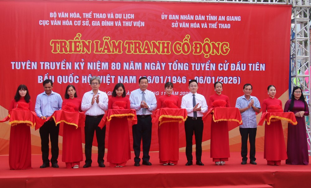 参加者らは、ベトナム国会初の総選挙80周年を記念するプロパガンダポスター展示会のオープニングセレモニーを行った。写真: ナム・フォン