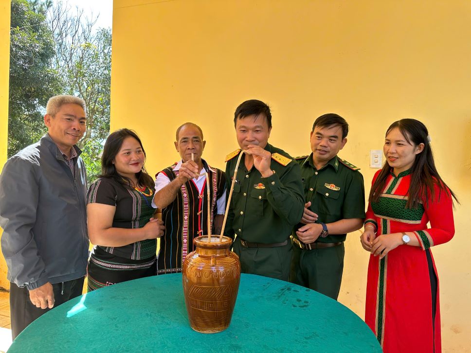 The festival further strengthens the solidarity between the people and local authorities. Photo: Hong Tham