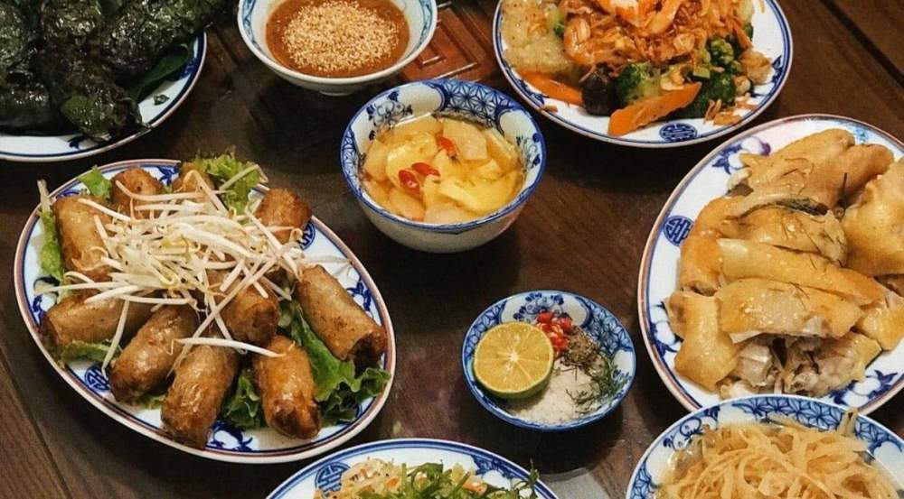 Nghệ nhân bất ngờ khi nghe tin mâm cỗ Bát Tràng 2,7 triệu đồng bị chê đắt và không ngon.