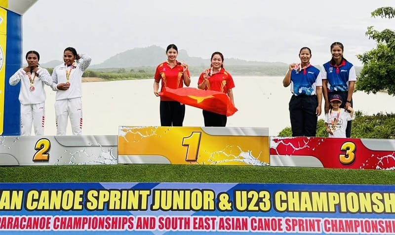 漕手のグエン・ティ・フオンとチームメイトは、2025 年の東南アジア選手権で金メダルを獲得しました。写真: ベトナムボート連盟