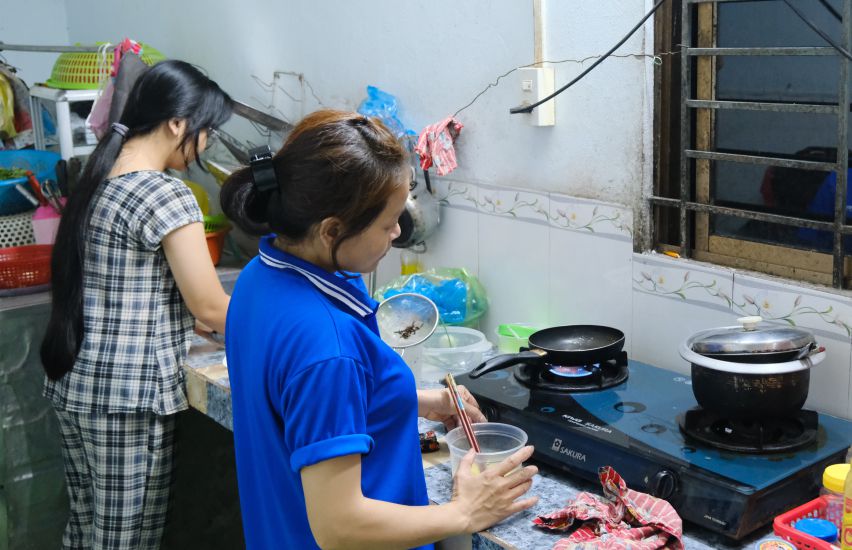 Workers hope to control commodity prices when their salaries increase. Photo: My Ly