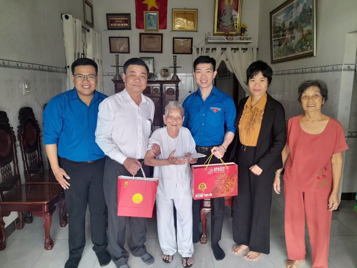 Visit and give gifts to policy families during holidays and Tet. Photo: Vinh Long General Hospital Trade Union