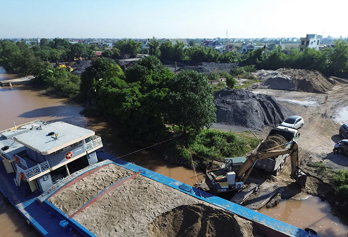Bãi tập kết vật liệu bị lực lượng liên ngành kiểm tra. Ảnh: Cục CSGT