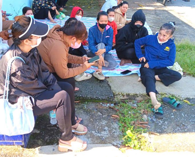 ビントン会社の従業員は未払い賃金と社会保険料を徴収するために会社のドアの前に集まった。写真: ドゥク・ロン