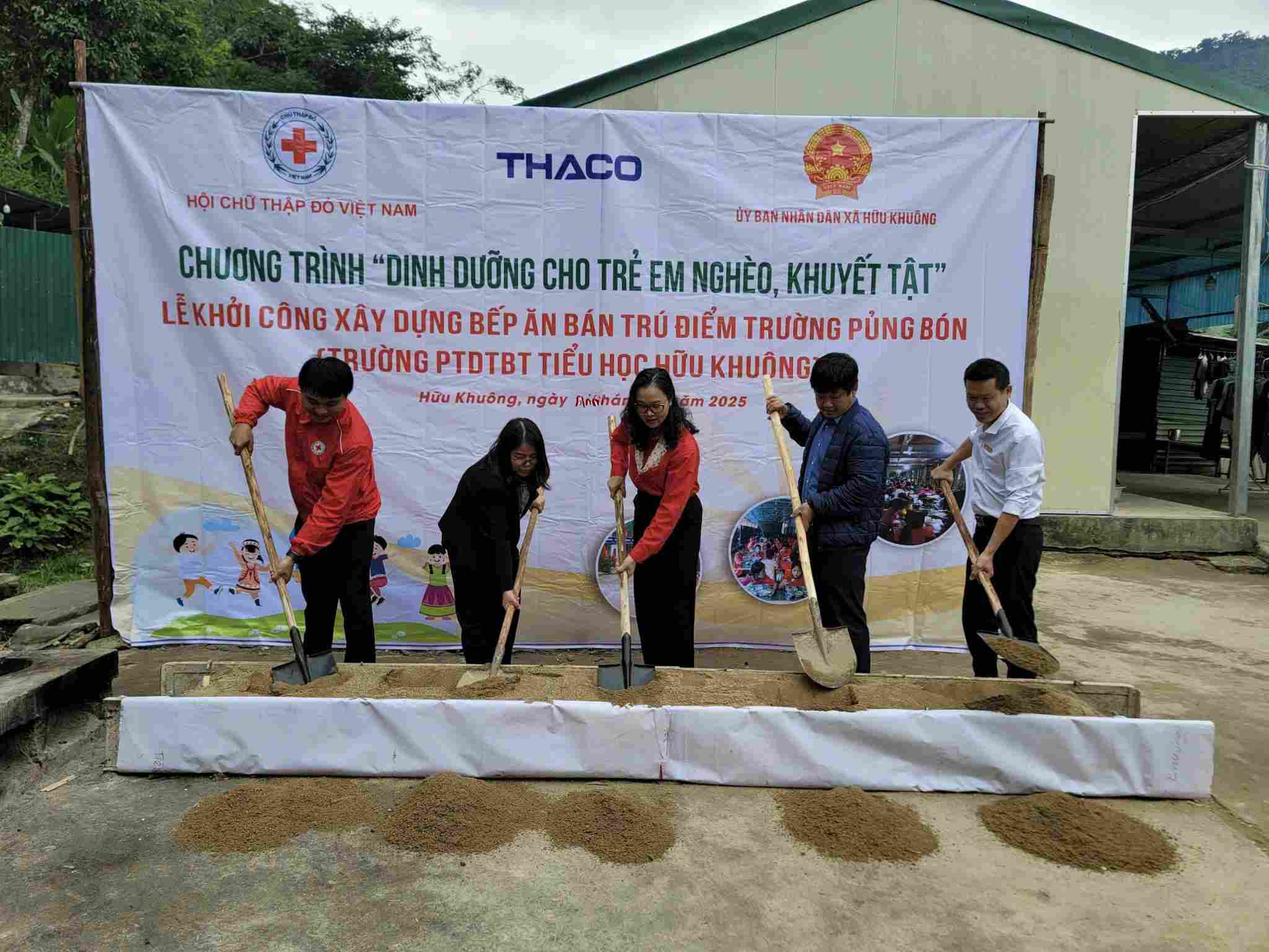 Ceremonia de inicio de la construccion de una cocina en la escuela secundaria internado de minorias etnicas de la escuela primaria Huu Khuong en la provincia de Nghe An. Foto: Ngoc Anh