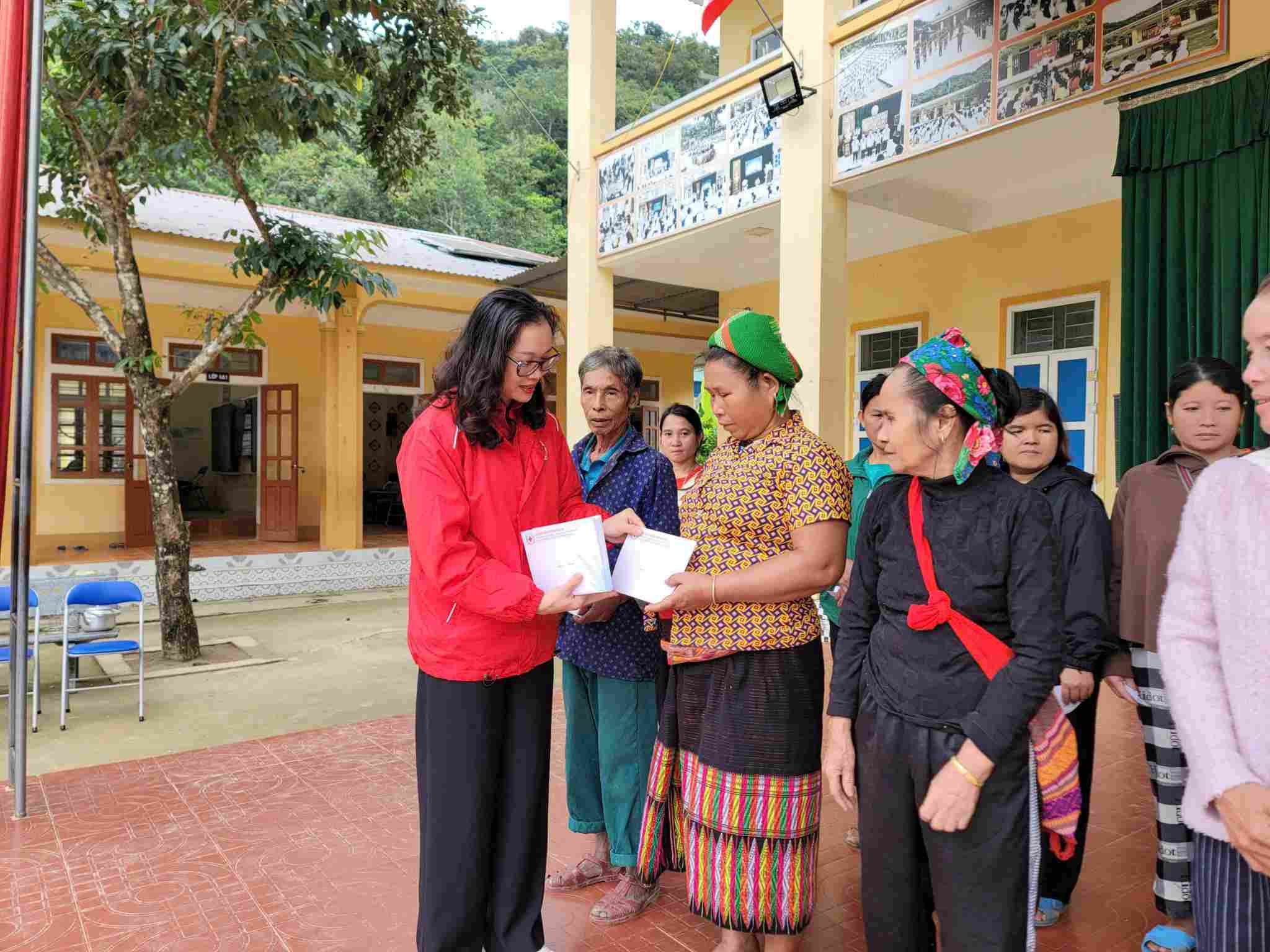 Hoi Chu thap do tinh Nghe An qua ho tro cac ho dan xa Huu Khuong bi anh huong boi thien tai. Anh: Ngoc Anh