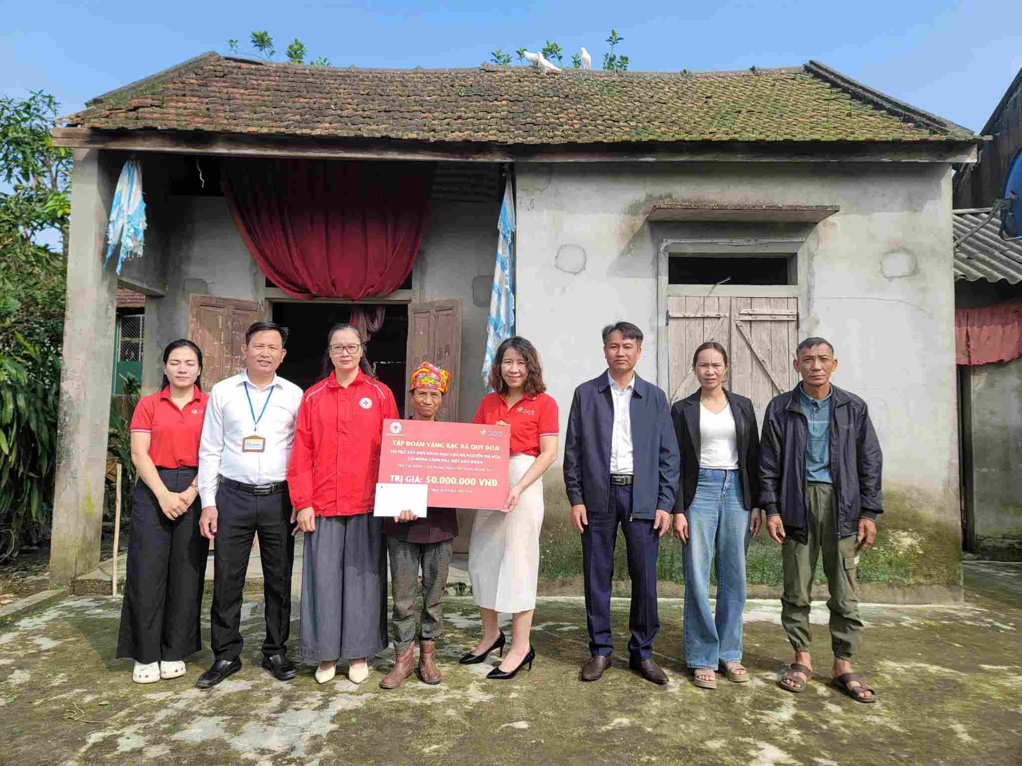 Trao ho tro 50 trieu dong xay dung nha nhan dao cho gia dinh ba Nguyen Thi Hoa (xom 1, xa Hung Nguyen Nam). Anh: Ngoc Anh