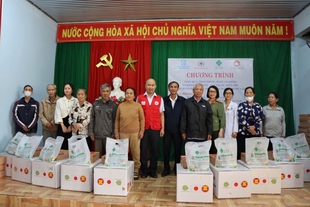 30 thung hang gia dinh do ASEAN ho tro (gom thung ve sinh ca nhan, thung dung cu nha bep va thung do thiet yeu) duoc trao cho cac ho dan thiet hai nang. Anh: Tran Thi