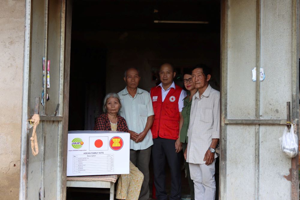 Da Nang ho tro hon 778 trieu dong, kham benh va trao hang cuu tro cho nguoi dan vung lu. Anh: Tran Thi