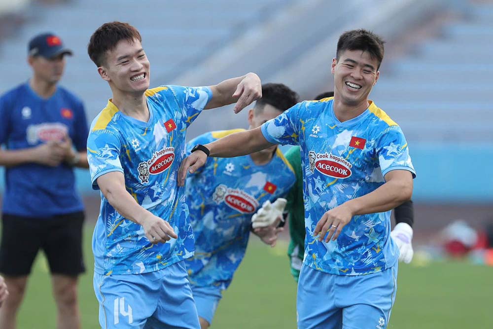 Do Duy Manh (right) shared about the spirit and return of striker Xuan Son before the match against Laos. Photo: VFF