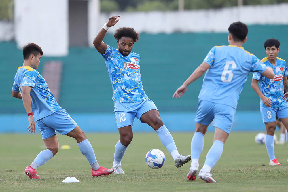 Xuan Son tro lai sau gan mot nam, tiep them dong luc cho tuyen Viet Nam. Anh: VFF