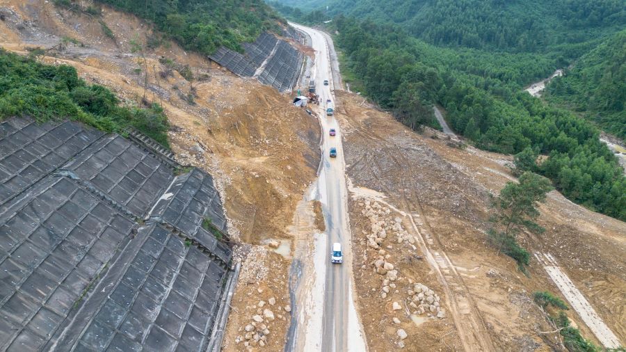 Nhieu doan taluy sat lo ngay nguy hiem tren tuyen cao toc La Son - Hoa Lien. Anh: Tran Thi