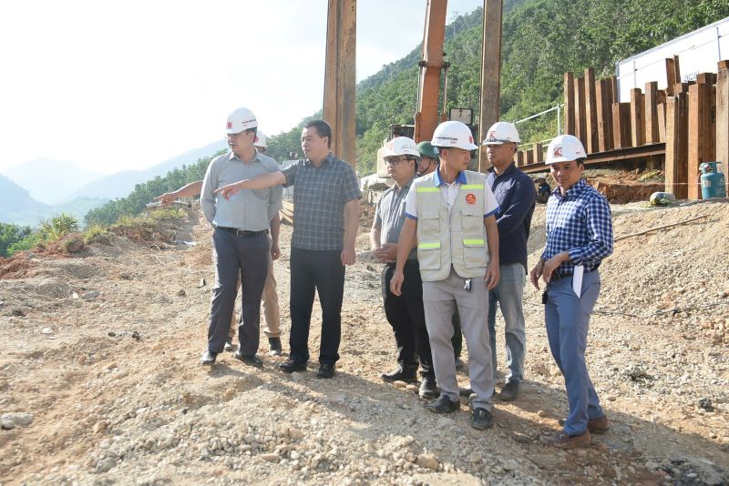 Thu truong Bo Xay dung Nguyen Tuong Van kiem tra hien truong sat lo tren cao toc La Son – Hoa Lien. Anh: Tran Thi