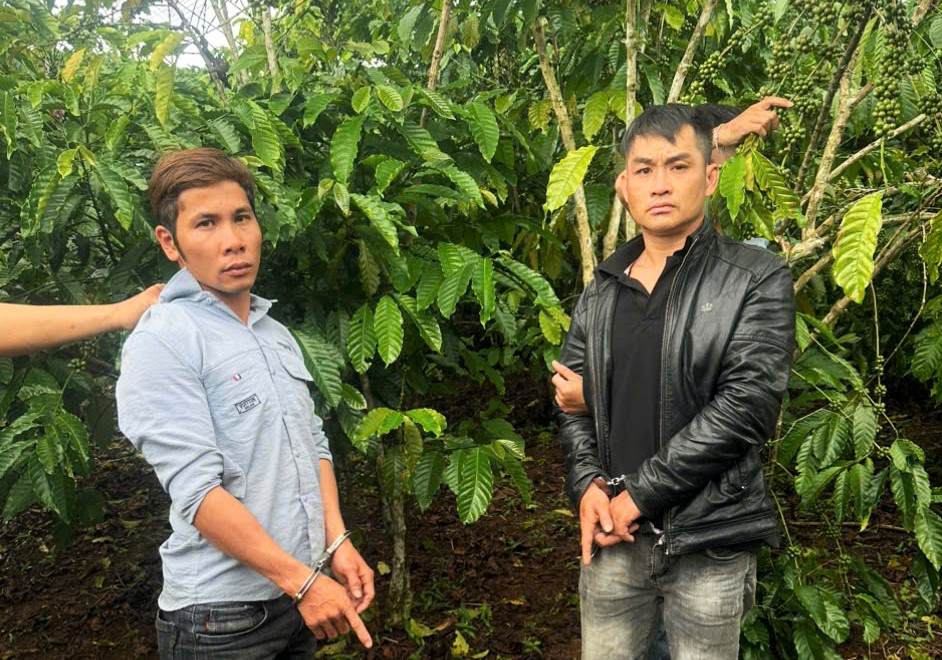 Nhật và Thắng bị bắt giữ sau khi thực hiện vụ trộm cắp xe máy tại tỉnh Lâm Đồng. Ảnh: Phúc Khánh