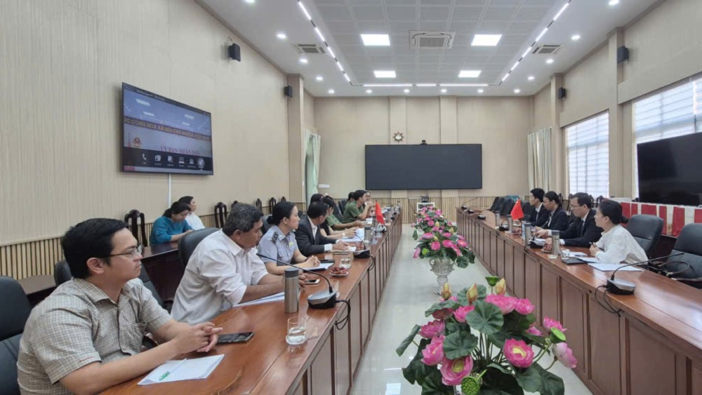 La delegacion del Consulado General de China en la ciudad de Ho Chi Minh tuvo una reunion de trabajo en la zona especial de Phu Quoc. Foto: Khanh Van
