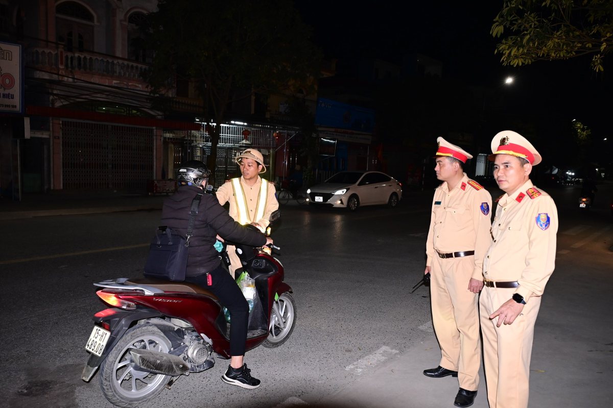 The langur proactively checked the alcohol concentration of motorbike drivers in Hai Phong city. Photo: Hai Phong City Police