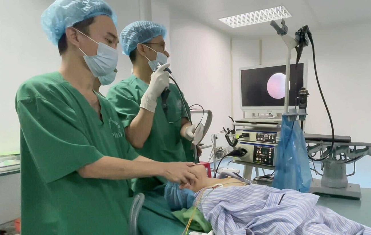 Doctors at Quang Tri General Hospital endoscoped and removed a metal foreign object that had fallen into the airway. Photo: C.Chau