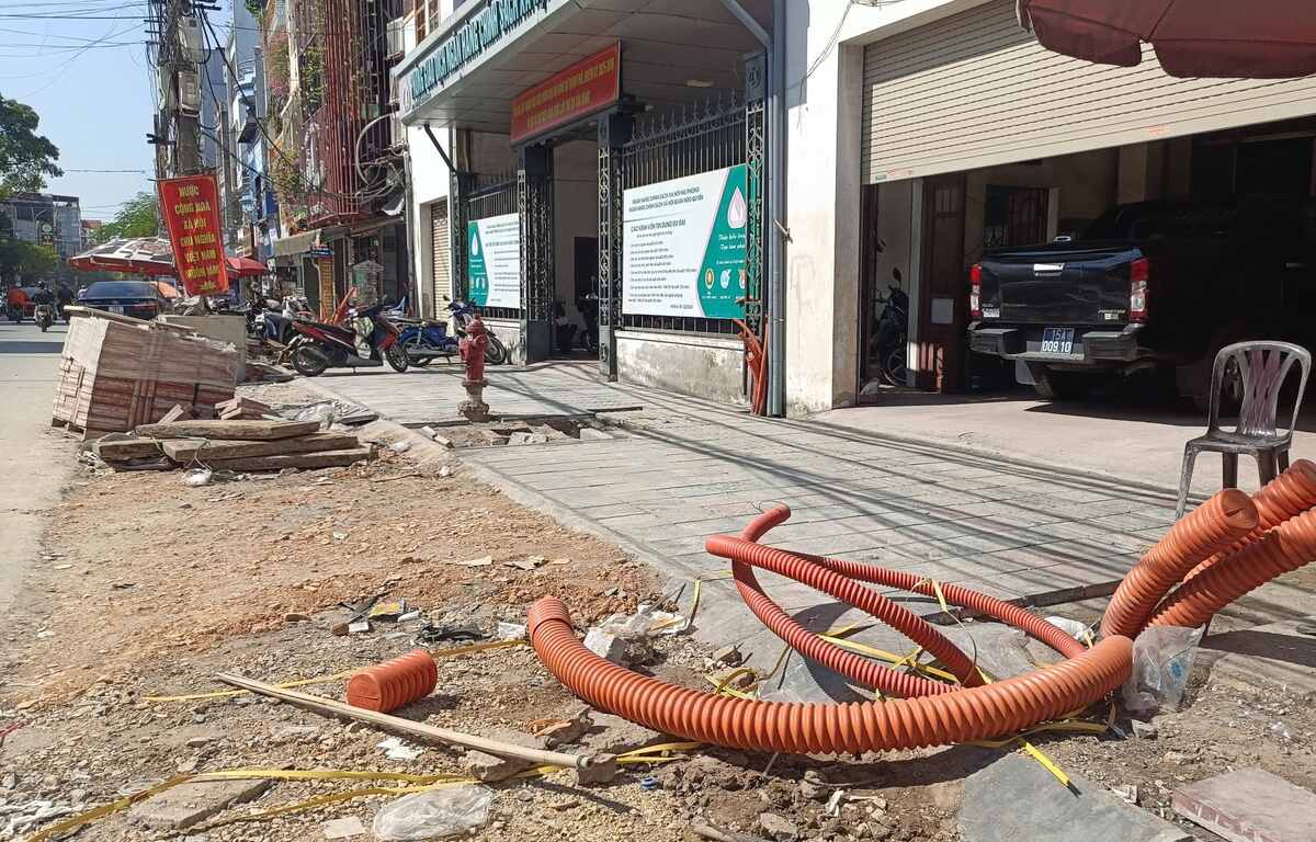 Public works are renovating the summer mountain on Le Loi mountain, Hai Phong. Photo: Mai Dung