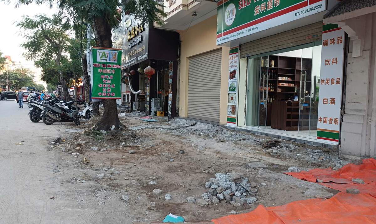 Ngoai 2 tuyen duong Le Loi, Nguyen Binh Khiem, via he duong Van Cao cung dang duoc dao de cai tao, chinh trang. Ảnh: Bang Tam