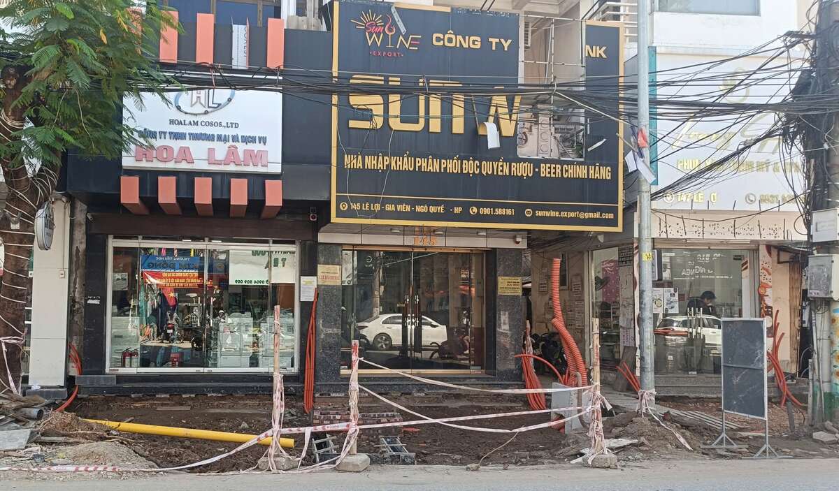 Nguoi dan mong moi tung ngay tien do du an cai tao duong he pho Le Loi de bao dam kinh doanh, sinh hoat dip cuoi nam. Ảnh: Bang Tam