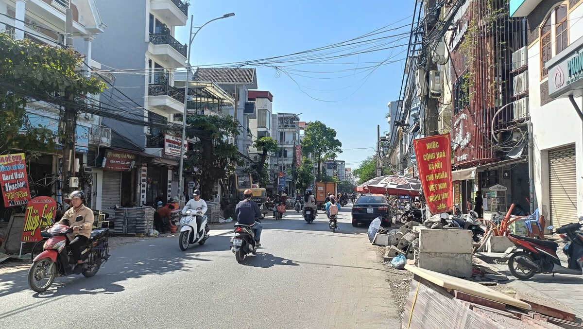 Hai ben via he duong Le Loi dang duoc cai tao. Ảnh: Bang Tam