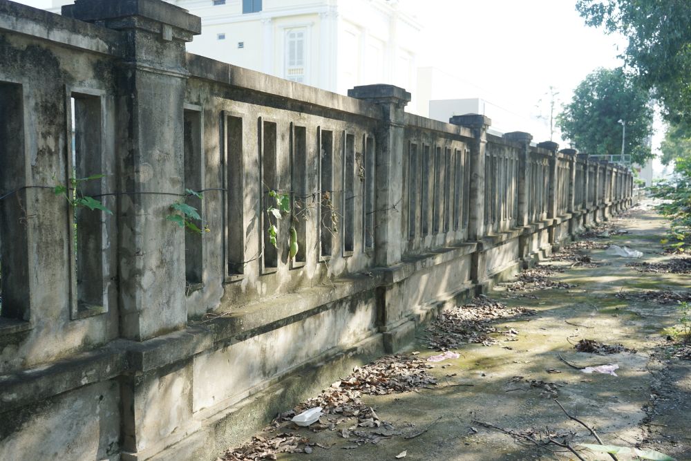 Theo ghi nhan, den nay du an tren moi chi dung lai o viec xay dung tuong rao xung quanh. Anh: Quach Du