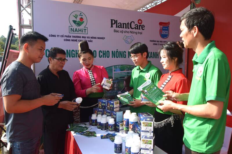 Nguoi dan va du khach tham quan cac gian hang tai Ngay hoi. Anh: Truong Son