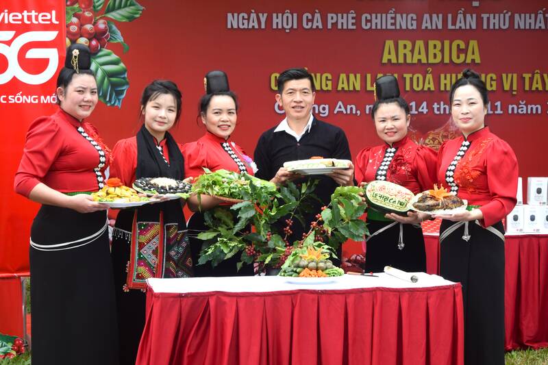 Phan thi trung bay mam com truyen thong tai Ngay hoi. Anh: Truong Son