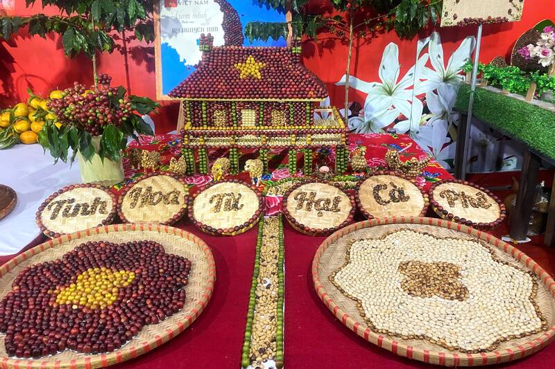 Tao hinh tu qua ca phe cua doi thi ban Sang, phuong Chieng An. Anh: Truong Son