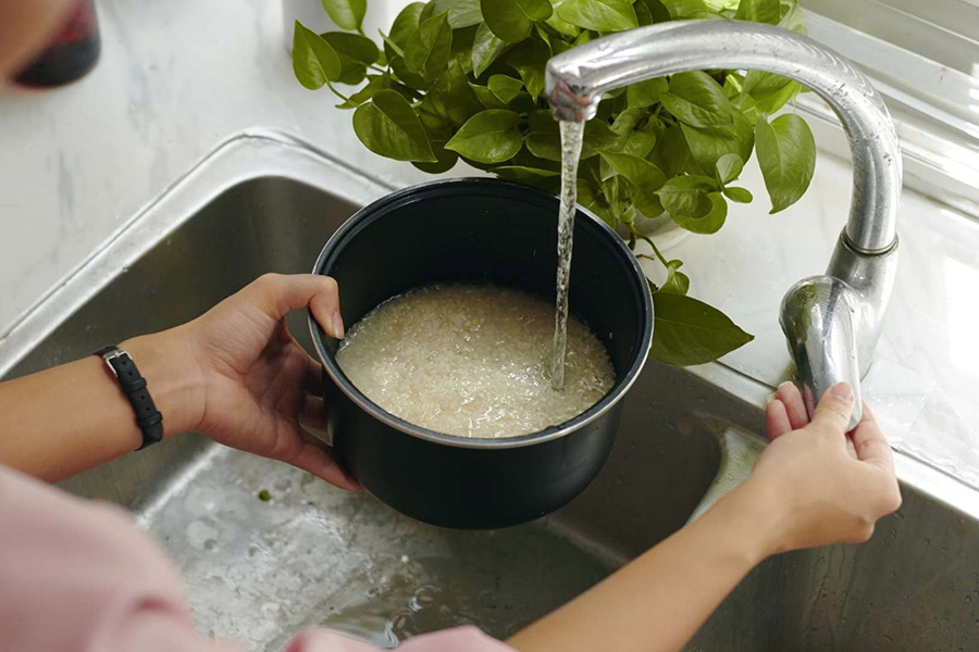 Notes when washing rice to avoid health risks