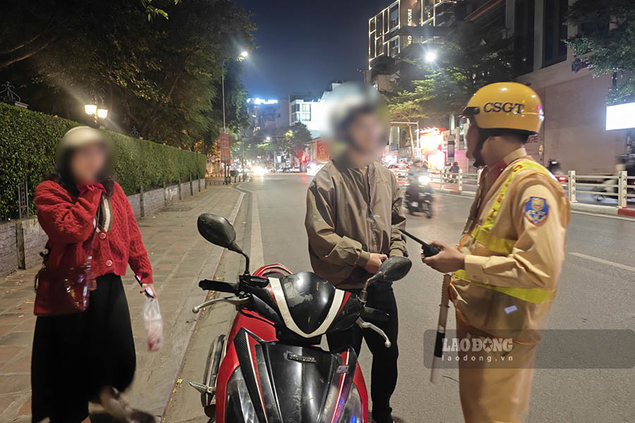 Mot truong hop su dung dien thoai khi dang lai xe bi to cong tac phat hien. Anh: Thang Nguyen