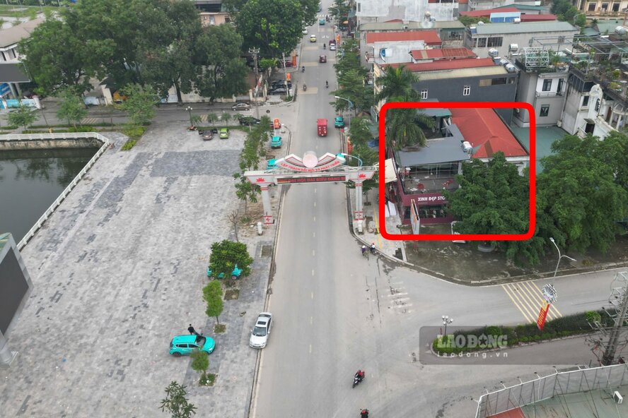 Khu đất đối diện hồ, quảng trường Lập Thạch. Ảnh: Tô Công.