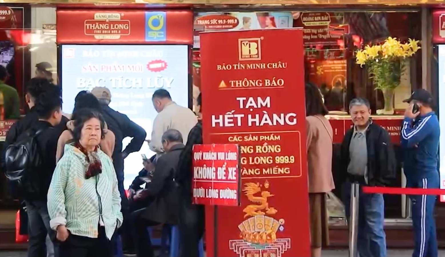 El 14 de noviembre muchas personas hicieron fila frente a una joyeria en Hanoi para comprar oro. Foto: Cao Thom