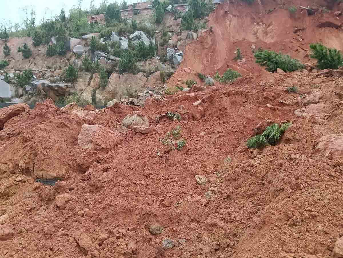 The landslide location on the coastal road in Ky Xuan commune still has potential landslides, which is not safe for leveling and clearing the route. Photo: Hoang Anh.