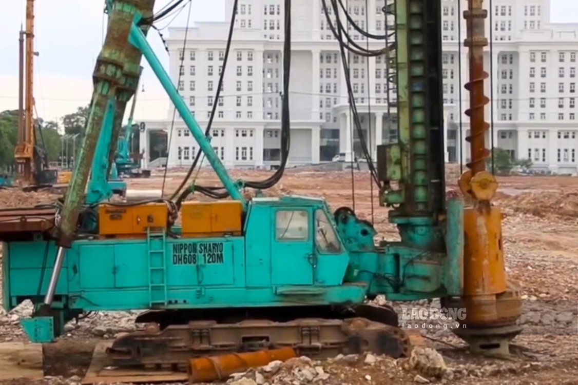 May moc, nhan cong huy dong de gap rut thi cong, trien khai nham dam bao tien do da de ra. Anh: Dang Vu.