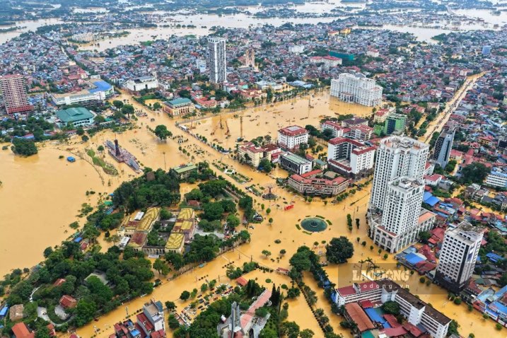 Mua lu lich su hoi dau thang 10 khien nuoc tran, gay ngap nhieu tuyen pho va may moc tai du an. Anh: Dang Vu.