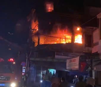 A house fire in Dam market area, Nha Trang ward, Khanh Hoa province caused one person to be hospitalized. Photo: Phuong Linh