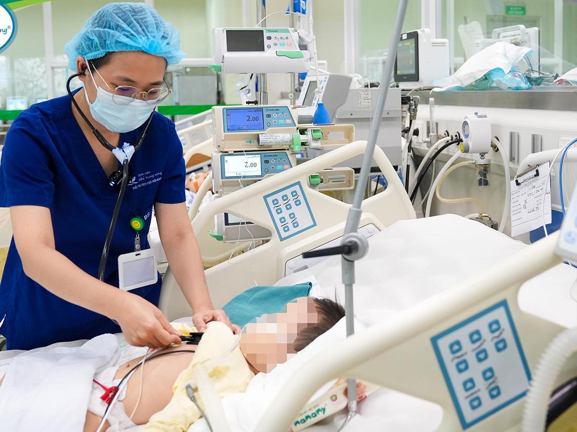 Doctor takes care of a 2-year-old patient with severe respiratory failure due to mistakenly drinking a light bulb. Photo: BVCC