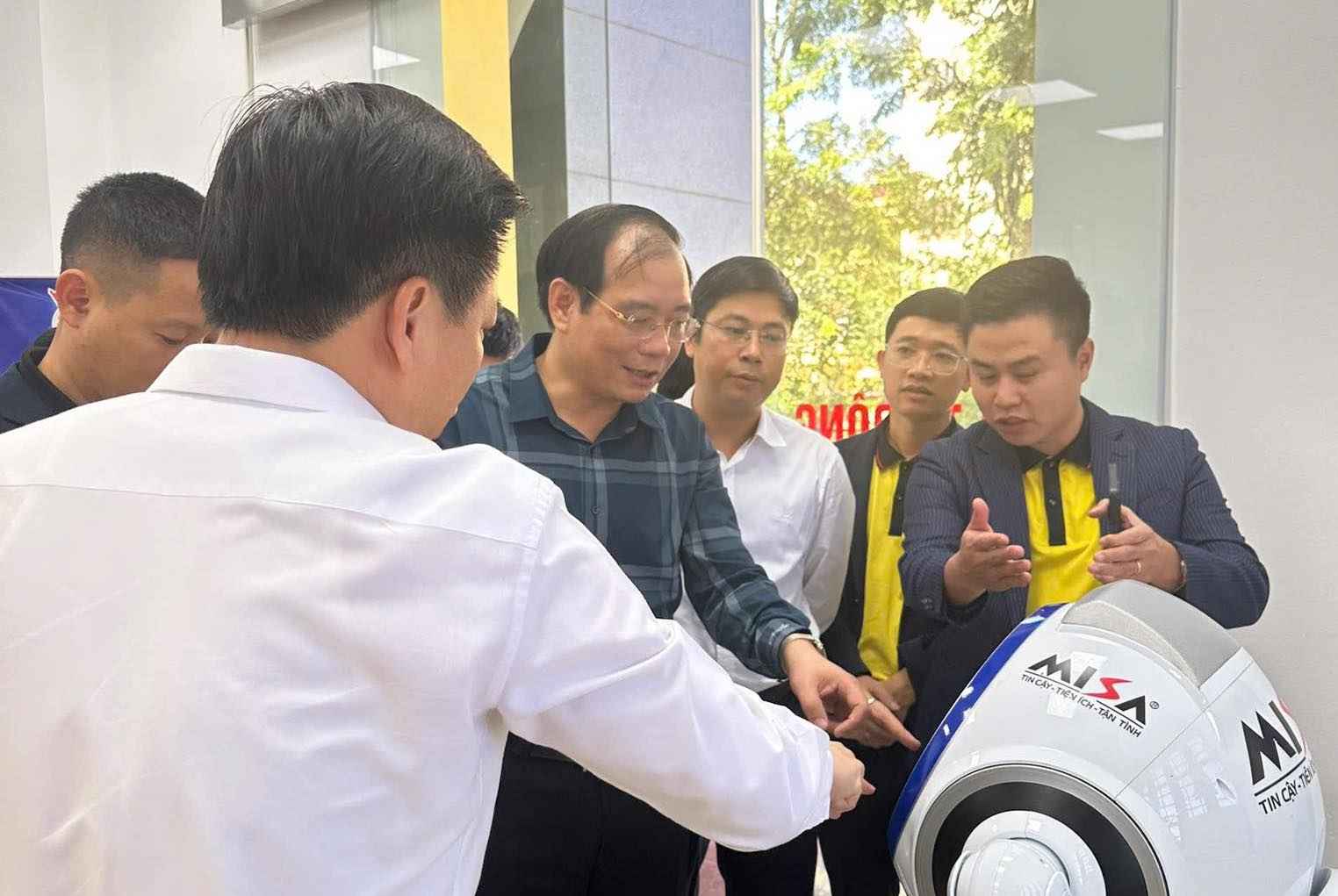 Robot Le tan tai phuong Pho Hien tao moi truong hanh chinh hien dai va than thien. Anh: Phuong Pho Hien