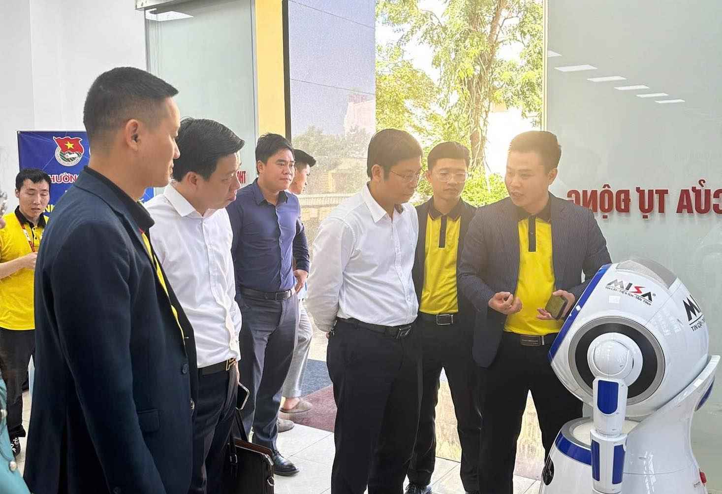 Pho Hien Ward, Hung Yen Province launched the new Robot Ceremony to serve people at the Public Administration Center. Photo: Pho Hien Ward